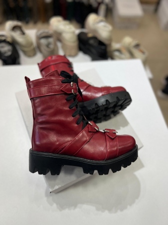 Bocanci cu catarame metalice, din piele naturala, rosu inchis. [2]