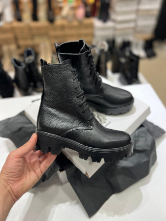 OUTLET TOAMNA-IARNA - Bocanci cu siret, din piele bizonata neagra