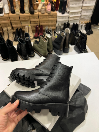 Bocanci cu siret, din piele bizonata neagra [3]