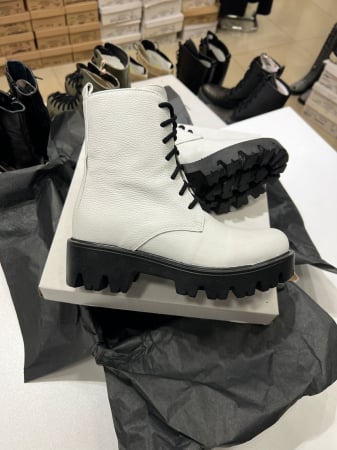 OUTLET TOAMNA-IARNA - Bocanci cu siret, din piele naturala alba. 