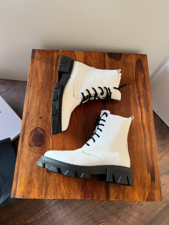 Bocanci cu siret, din piele naturala alba bizonata.  [2]