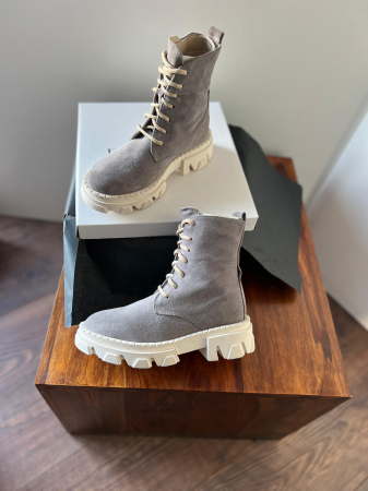 Bocanci cu siret, din piele naturala gri velur. [2]