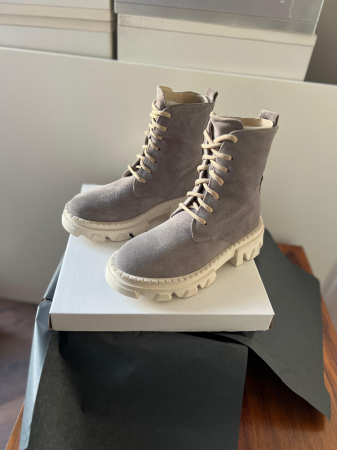 Bocanci cu siret, din piele naturala gri velur. [1]