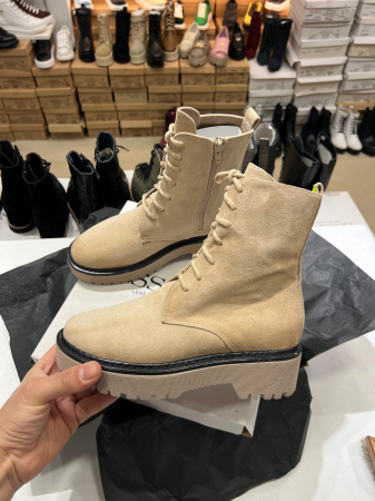 Bocanci cu siret, din piele naturala intoarsa bej si talpa bej cu rama neagra [1]