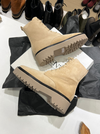 Bocanci cu siret, din piele naturala intoarsa bej si talpa bej cu rama neagra [3]