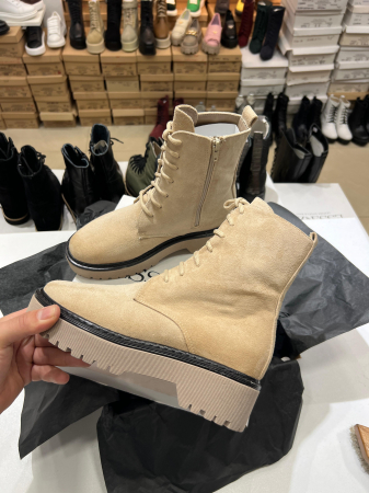 Bocanci cu siret, din piele naturala intoarsa bej si talpa bej cu rama neagra [2]