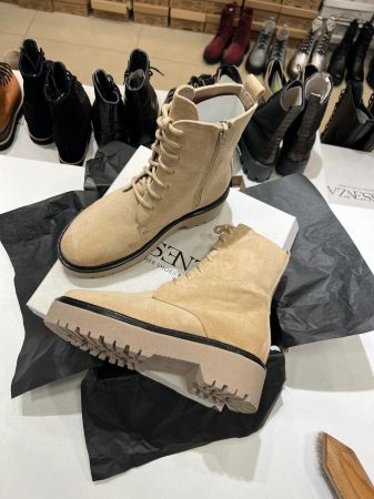 Bocanci cu siret, din piele naturala intoarsa bej si talpa bej cu rama neagra [4]