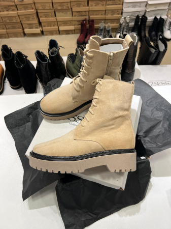 OUTLET TOAMNA-IARNA - Bocanci cu siret, din piele naturala intoarsa bej si talpa bej cu rama neagra