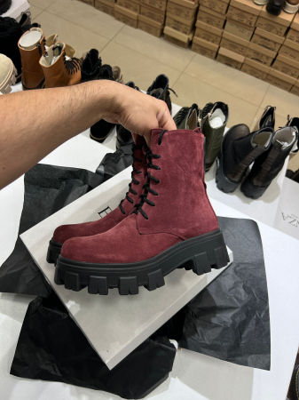 Bocanci cu siret, din piele naturala intoarsa visinie. [2]