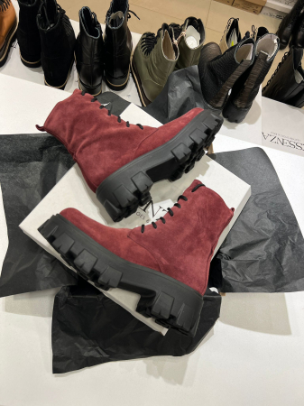 Bocanci cu siret, din piele naturala intoarsa visinie. [1]