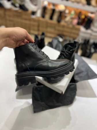 Bocanci cu siret, din piele naturala neagra . [4]