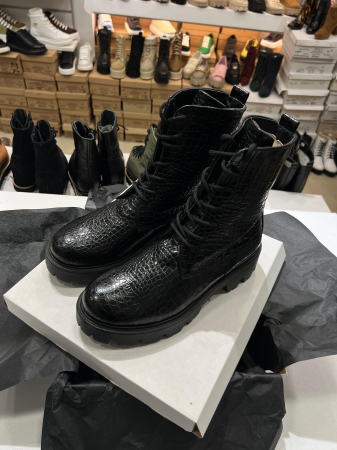 OUTLET TOAMNA-IARNA - Bocanci cu siret, din piele naturala neagra, cu aspect tip croco