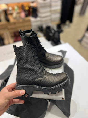 OUTLET TOAMNA-IARNA - Bocanci cu siret, din piele naturala neagra, cu aspect tip sarpe