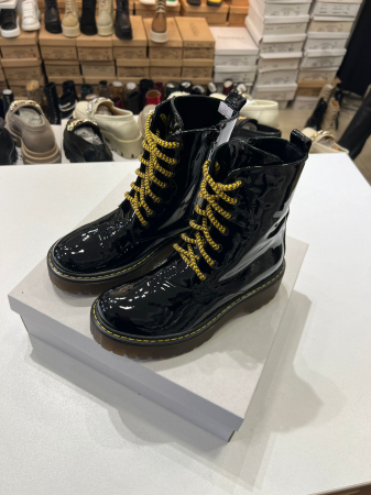 OUTLET TOAMNA-IARNA - Bocanci cu siret, din piele naturala neagra lacuita.