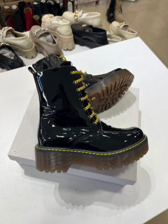 Bocanci cu siret, din piele naturala neagra lacuita. [2]