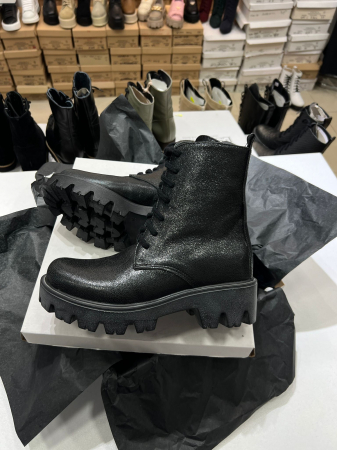 OUTLET TOAMNA-IARNA - Bocanci cu siret, din piele neagra sidefata