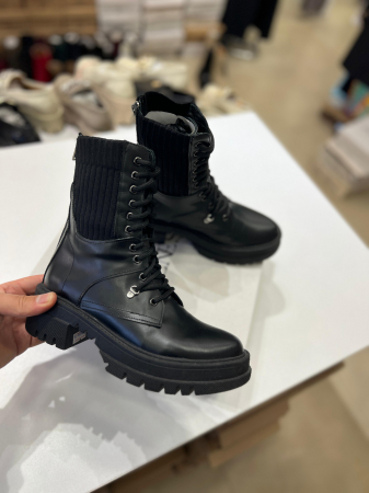 OUTLET TOAMNA-IARNA - Bocanci cu siret, fermoar si capse metalice aurii, din piele naturala neagra