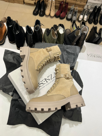 Bocanci cu siret si bareta cu catarama , din piele naturala. [3]