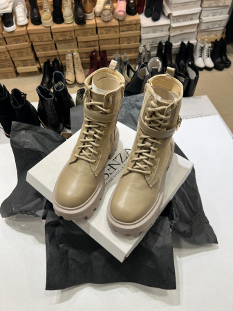 Bocanci cu siret si bareta cu catarama , din piele naturala. [2]