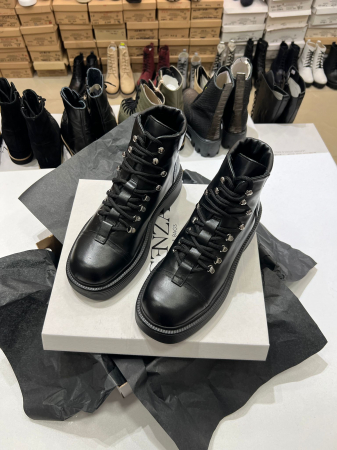 Bocanci cu siret si capse metalice, din piele naturala neagra .  [1]