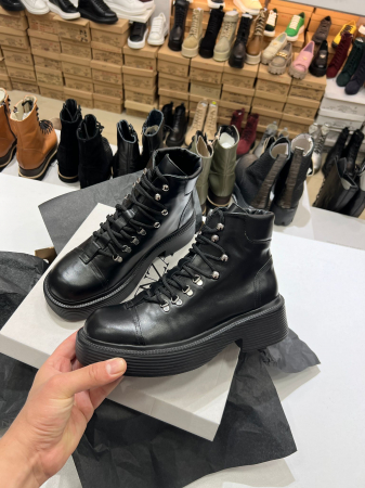 Bocanci cu siret si capse metalice, din piele naturala neagra .  [2]