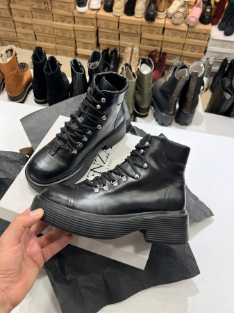 OUTLET TOAMNA-IARNA - Bocanci cu siret si capse metalice, din piele naturala neagra . 