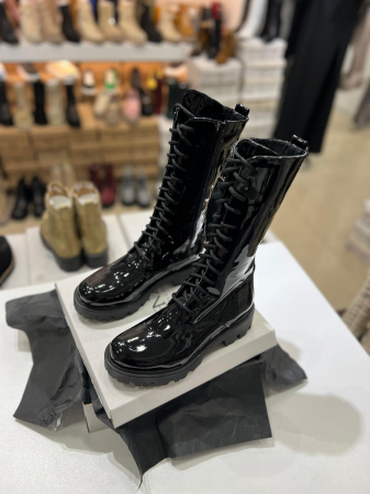 Bocanci cu siret si talpa antiderapanta, din piele lacuita neagra. [1]