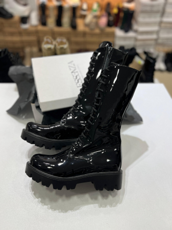 Bocanci cu siret si talpa antiderapanta, din piele lacuita neagra. [2]