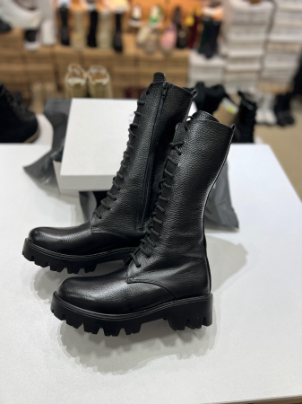 OUTLET TOAMNA-IARNA - Bocanci cu siret si talpa antiderapanta, din piele naturala neagra bizonata.