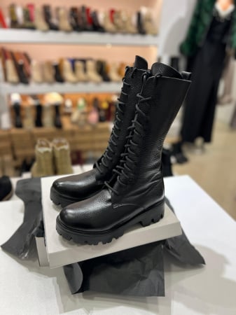 Bocanci cu siret si talpa antiderapanta, din piele naturala neagra bizonata. [2]