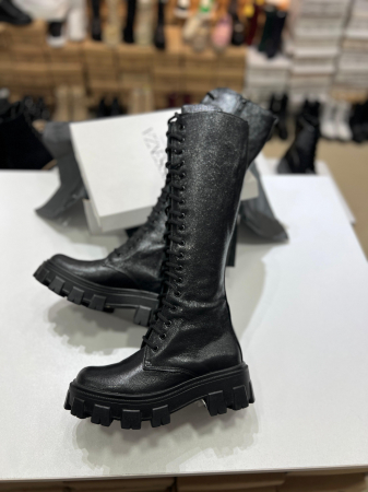 OUTLET TOAMNA-IARNA - Bocanci cu siret si talpa antiderapanta, din piele naturala neagra texturata