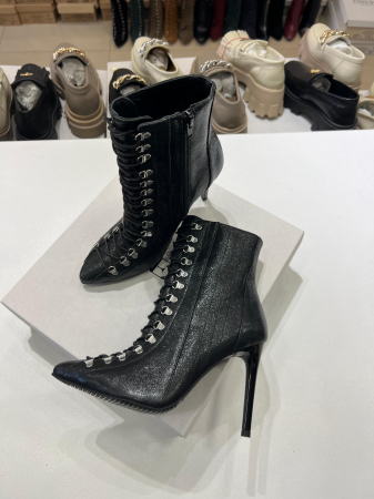 Botine cu siret si capse metalice, din piele neagra cu sclipici [2]