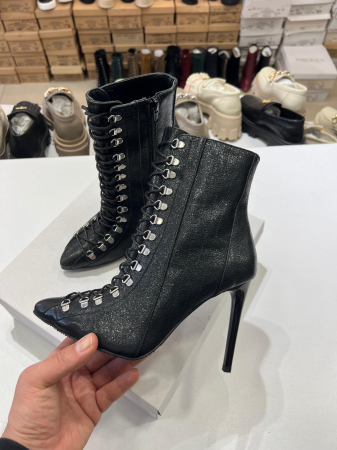 OUTLET TOAMNA-IARNA - Botine cu siret si capse metalice, din piele neagra cu sclipici