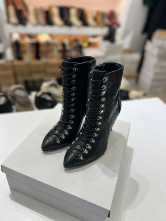 Botine cu siret si capse metalice, din piele neagra cu sclipici [1]