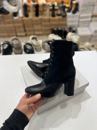 Botine din piele neagra intoarsa si piele neagra box, cu siret din saten si fermoar interior pentru o inchidere rapida. [2]