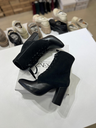 OUTLET TOAMNA-IARNA - Botine din piele neagra intoarsa si piele neagra box, cu siret din saten si fermoar interior pentru o inchidere rapida.