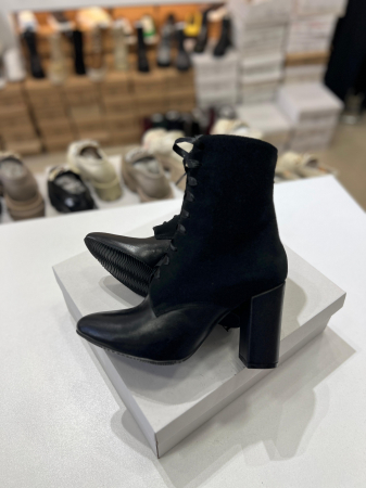 Botine din piele neagra intoarsa si piele neagra box, cu siret din saten si fermoar interior pentru o inchidere rapida. [1]