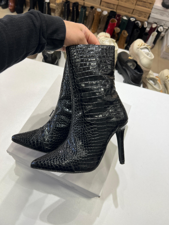 OUTLET TOAMNA-IARNA - Botine din piele negra, cu toc stiletto.