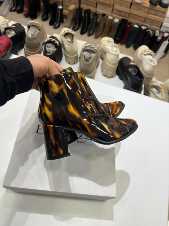 Botine scurte din piele lacuita cu animal print, cu toc de 7 cm gros. [2]