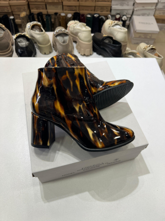 Botine scurte din piele lacuita cu animal print, cu toc de 7 cm gros. [1]