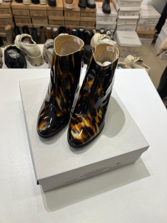 Botine scurte din piele lacuita cu animal print, cu toc de 7 cm gros. [0]