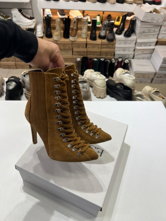 Botine Stiletto cu siret si capse metalice, din piele intoarsa maron deschis. [2]