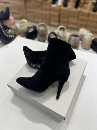 OUTLET TOAMNA-IARNA - Botine Stiletto din piele naturala intoarsa neagra cu toc de 8,5cm. Brantul botinelor este acoperit cu burete pentru un plus de confort.