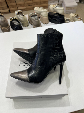 OUTLET TOAMNA-IARNA - Botine Stiletto din piele neagra si piele argintie .Brantul botinelor este acoperit cu burete pentru un plus de confort.