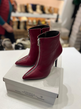 Botine Stiletto din piele rosie, accesorizate cu fermoar metalic. [2]