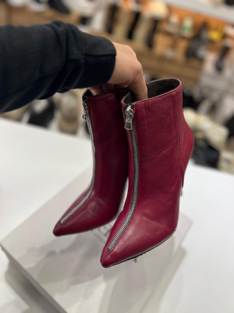 Botine Stiletto din piele rosie, accesorizate cu fermoar metalic. [1]