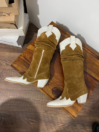 OUTLET TOAMNA-IARNA - Ciocate inalte din piele intoarsa maron deschisa si piele sarpe