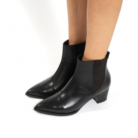 Ciocate scurte,  cu elastic, din piele naturala neagra [1]