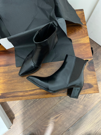 Ciocate scurte cu elastic, din piele naturala neagra. Brantul este acoperit integral cu burete pentru un plus de confort. [1]