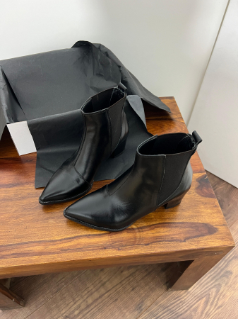 OUTLET TOAMNA-IARNA - Ciocate scurte cu elastic, din piele naturala neagra. Brantul este acoperit integral cu burete pentru un plus de confort.